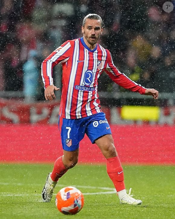 Antoine Griezmann a surpris tout le monde avec une annonce inattendue.

Info - Foot : Antoine Griezmann prolonge à l'Atlético Madrid jusqu'en 2027 - Antoine Griezmann de l'Atlético de Madrid lors d'un match de Liga. 14 avril 2025. (ALTERPHOTOS/Acero)