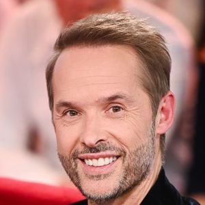 que Damien Thévenot continuerait de faire partie des visages de France Télévisions et que "d’autres projets" étaient prévus pour l’animateur.
Exclusif - Damien Thevenot lors de l'enregistrement de l'émission Vivement Dimanche, au studio Rive gauche, à Paris, France, le 22 octobre 2025, présentée par M.Drucker, diffusée sur France 3 le 16 novembre 2025. © Guillaume Gaffiot/Bestimage
