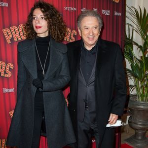 Michel Drucker et sa "petite-fille" Rebecca (fille de Stéfanie Jarre et petite fille de Dany Saval) - Soirée de gala à l'occasion de la première de la pièce "Les producteurs" au Théâtre de Paris à Paris. Le 2 décembre 2021
© Christophe Clovis / Bestimage