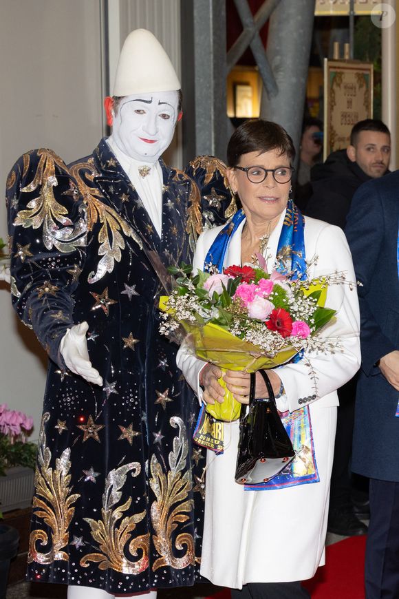 "Se déroulant sous le mythique chapiteau de Fontvieille, il offre un spectacle éblouissant où s’enchaînent acrobaties, numéros de dressage, jonglerie et clowns légendaires, contribuant à perpétuer la magie du cirque traditionnel", précise le site officiel du Festival.

S.A.S. la princesse Stéphanie de Monaco assiste à l'ouverture du 48e Festival international du cirque de Monte-Carlo, à Monaco, le 16 janvier 2026. © Olivier Huitel/Poo Monaco/Bestimage