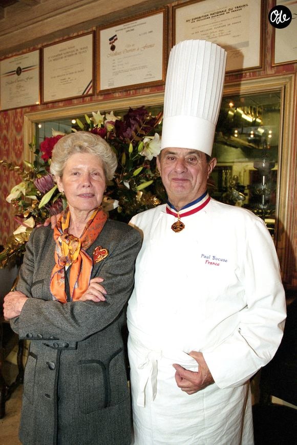 Archives - Paul Bocuse et sa femme Simone dans leur restaurant a Collonges-au-Mont-d'Or. Le 2 décembre 2001. © JEAN-CLAUDE WOESTELANDT / BESTIMAGE