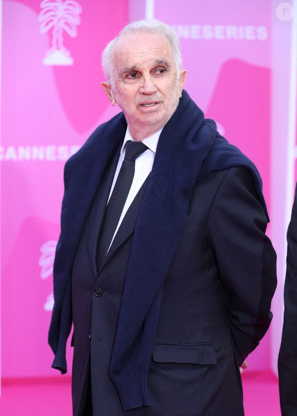 Alain Terzian au photocall de la soirée d'ouverture du festival Canneseries saison 8 au palais des festivals à Cannes le 24 avril 2025.

© Denis Guignebourg / Bestimage