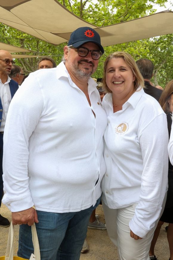 Car David Le Quellec est lui aussi connu dans le milieu culinaire.

Les Chefs à Saint-Tropez fêtent les producteurs 2025 - Inauguration de la 5e édition,  les Chefs et les producteurs se retrouvent sur la place des Lices à Saint-Tropez, le 3 mai 2025. La Cheffe Stéphanie Le Quellec et son mari David Le Quellec. ©Jean-Marc Lhomer / Bestimage.