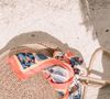 Le foulard se détourne également en bracelet de poignet, en ceinture de robe ou en bijou de sac à main.

Unsplash/charlota-blunarova