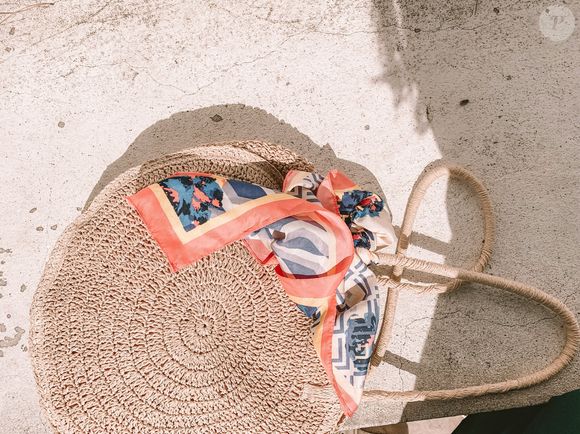 Le foulard se détourne également en bracelet de poignet, en ceinture de robe ou en bijou de sac à main.

Unsplash/charlota-blunarova