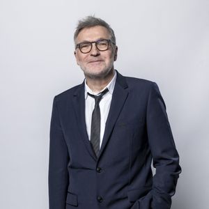 Il a notamment révélé avoir encore le numéro de Jean Amadou, décédé en 2003.

Laurent Ruquier - Studio - Enregistrement de l'émission "La chanson secrète", présentée par N.Aliagas et diffusée le 29 décembre sur TF1.

© Guillaume Gaffiot-Cyril Moreau / Bestimage