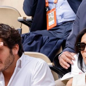 Florence Foresti et son compagnon Alexandre Kominek - People dans les tribunes lors des Internationaux de France de Tennis de Roland Garros 2022 à Paris le 29 mai 2022. © Cyril Moreau/Bestimage