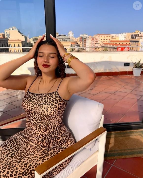 Fille cadette de Ramzy Bedia, Ava semble avoir hérité du sens de la répartie de son père.

Instagram de Ava, la fille de Ramzy Bedia et Anne Depétrini. @ava.bdd