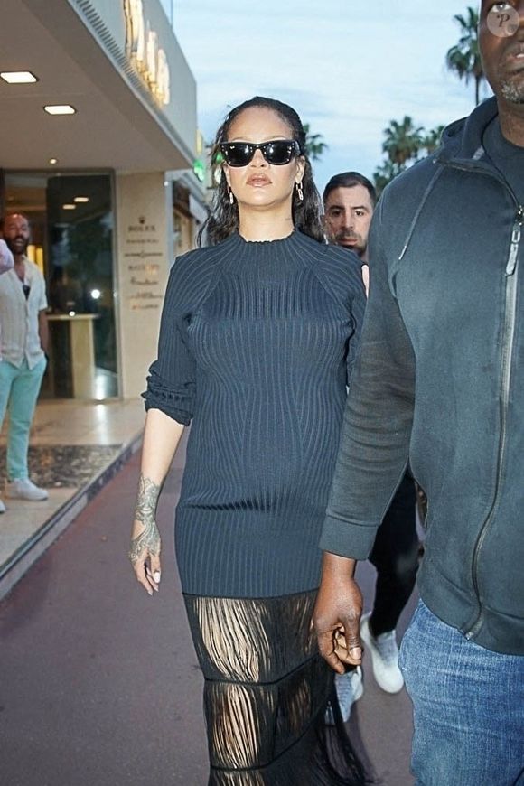 Vêtue d'une robe moulante noire à franges, Rihanna est entrée dans une boutique Messika, spécialisée dans la joaillerie de luxe. Une venue que la célèbre marque française n'a d'ailleurs évidemment pas manqué de relayer, sur X.

Rihanna brave la frénésie médiatique, à Cannes, en marge du festival du film, à l'occasion d'une séance de shopping en solo, et entre dans une boutique Messika, le 21 mai 2025. Backgrid USA / Bestimage