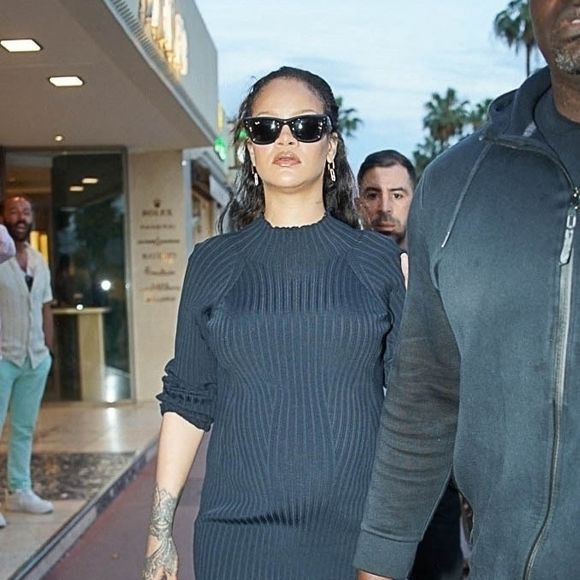 Vêtue d'une robe moulante noire à franges, Rihanna est entrée dans une boutique Messika, spécialisée dans la joaillerie de luxe. Une venue que la célèbre marque française n'a d'ailleurs évidemment pas manqué de relayer, sur X.

Rihanna brave la frénésie médiatique, à Cannes, en marge du festival du film, à l'occasion d'une séance de shopping en solo, et entre dans une boutique Messika, le 21 mai 2025. Backgrid USA / Bestimage