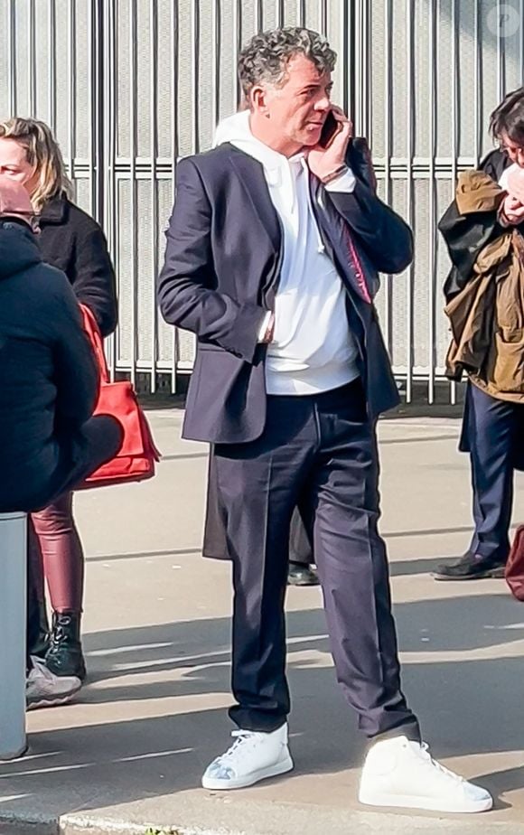 Stéphane Plaza en larmes à la sortie de son procès après avoir été reconnu coupable de "violences habituelles par concubin" et condamné à 12 mois de prison avec sursis, à Paris, France, le 18 février 2025. L'agent immobilier de 54 ans est jugé pour "violences physiques et/ou psychologiques habituelles par concubin" entre 2018 et 2022 sur une ancienne compagne, Amandine, ainsi que pour "violences psychologiques habituelles par concubin" sur Paola, entre 2021 et 2022. © Yehiel Chekroune/Bestimage