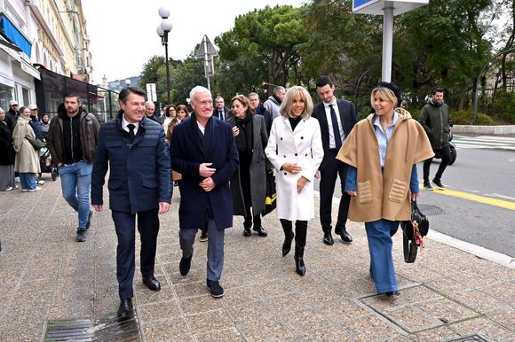 Clôture de l'opération de collecte de fonds "Pièces Jaunes", destinée à améliorer la vie des enfants hospitalisés, au Jardin Albert 1er, à Nice, France, le 7 février  2025, en présence de la Première dame française, Brigitte Macron, la présidente de la Fondation Hôpitaux de Paris-Hôpitaux de France, du sélectionneur de l'équipe de France de football, Didier Deschamps le parrain de l'opération Pièces Jaunes, de Christian Estrosi, le maire de Nice, sa femme, Laura Tenoudji Estrosi, d'Anne Barrère, la vice-présidente de la Fondation Hôpitaux de Paris-Hôpitaux de France, Philippe Wahl, le président-directeur général du Groupe La Poste, de José Cobos, ancien capitaine de l'OGC Nice et conseiller municipal de la ville de Nice délégué à l'évènementiel sportif, et du compositeur du morceau caritatif "Les P'tits Soleils", l'hymne des Pièces Jaunes, John Mamann. Ce titre a été chanté sur la scène par Eugie, Sab, Julien Esmée, Vernis Rouge... et les personnalités. Mme Macron et Didier Deschamps ont fait, comme à leur habitude, le tour des diffèrents stands des associations et des partenaires, comme Carrefour, la Fondrtion Lenval, le CHU, la Poste et la Banque de France où ils ont fait la pesée des pièces jaunes... mais l'arrêt le plus surprenant fut sur le stand du Nice Azur Boxe où le coach des Bleus et Mme Macron n'ont pas hésité à mettre les gants pour quelques échanges avec les boxeurs présents.  © Bruno Bebert/Bestimage
