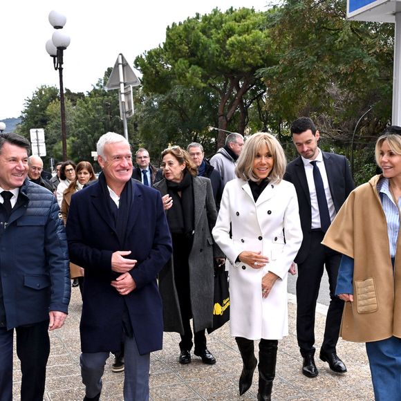 Clôture de l'opération de collecte de fonds "Pièces Jaunes", destinée à améliorer la vie des enfants hospitalisés, au Jardin Albert 1er, à Nice, France, le 7 février  2025, en présence de la Première dame française, Brigitte Macron, la présidente de la Fondation Hôpitaux de Paris-Hôpitaux de France, du sélectionneur de l'équipe de France de football, Didier Deschamps le parrain de l'opération Pièces Jaunes, de Christian Estrosi, le maire de Nice, sa femme, Laura Tenoudji Estrosi, d'Anne Barrère, la vice-présidente de la Fondation Hôpitaux de Paris-Hôpitaux de France, Philippe Wahl, le président-directeur général du Groupe La Poste, de José Cobos, ancien capitaine de l'OGC Nice et conseiller municipal de la ville de Nice délégué à l'évènementiel sportif, et du compositeur du morceau caritatif "Les P'tits Soleils", l'hymne des Pièces Jaunes, John Mamann. Ce titre a été chanté sur la scène par Eugie, Sab, Julien Esmée, Vernis Rouge... et les personnalités. Mme Macron et Didier Deschamps ont fait, comme à leur habitude, le tour des diffèrents stands des associations et des partenaires, comme Carrefour, la Fondrtion Lenval, le CHU, la Poste et la Banque de France où ils ont fait la pesée des pièces jaunes... mais l'arrêt le plus surprenant fut sur le stand du Nice Azur Boxe où le coach des Bleus et Mme Macron n'ont pas hésité à mettre les gants pour quelques échanges avec les boxeurs présents.  © Bruno Bebert/Bestimage