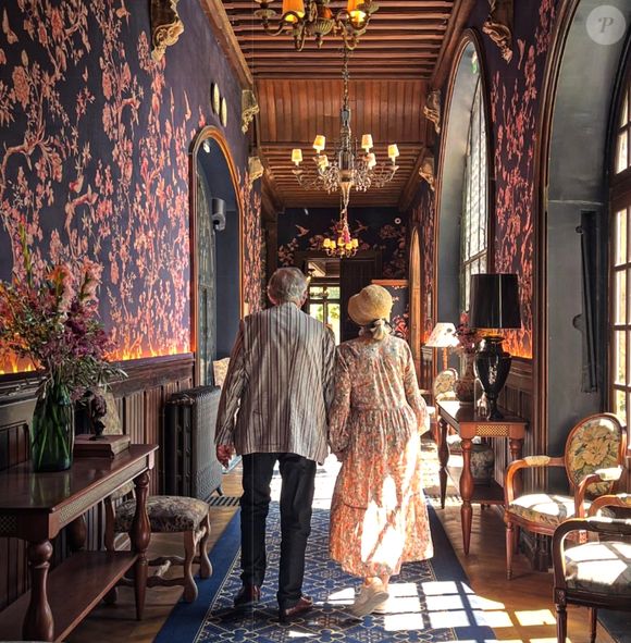 Charmée par l'endroit Mélanie Doutey en a profité pour les photographier de dos. Le couple élégamment vêtu se tenait par la main.  "45 ans d'amour", a sobrement écrit leur digne héritière en légende de son post Instagram. Un rare cliché qui a fait mouche...

Mélanie Doutey immortalise ses parents Alain Doutey et Arielle Séménoff sur Instagram le 13 août 2025 (Capture d'écran).
