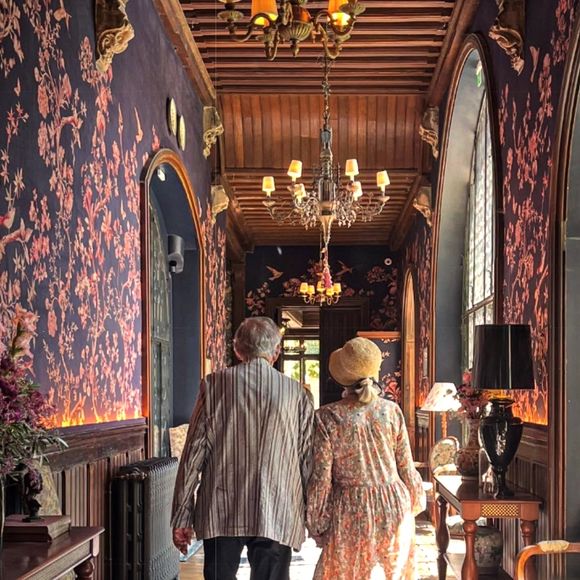 Charmée par l'endroit Mélanie Doutey en a profité pour les photographier de dos. Le couple élégamment vêtu se tenait par la main.  "45 ans d'amour", a sobrement écrit leur digne héritière en légende de son post Instagram. Un rare cliché qui a fait mouche...

Mélanie Doutey immortalise ses parents Alain Doutey et Arielle Séménoff sur Instagram le 13 août 2025 (Capture d'écran).