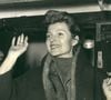 Mais on apprend aujourd'hui qu'elle est aussi la cousine éloignée de Rita Hayworth, 

Rita Hayworth dans le Boat Train à la gare Saint-Lazare, 1956
(Crédit photo : Keystone Press Agency / ZUMA Press Wire)