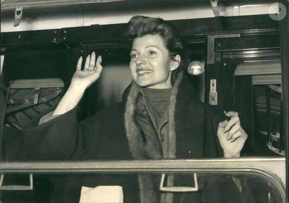 Mais on apprend aujourd'hui qu'elle est aussi la cousine éloignée de Rita Hayworth, 

Rita Hayworth dans le Boat Train à la gare Saint-Lazare, 1956
(Crédit photo : Keystone Press Agency / ZUMA Press Wire)