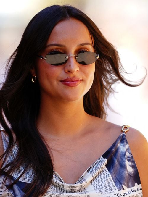 Alexandra Leclerc enceinte : la femme de Charles Leclerc ressuscite la mythique robe Dior à imprimé journal de Carrie Bradshaw