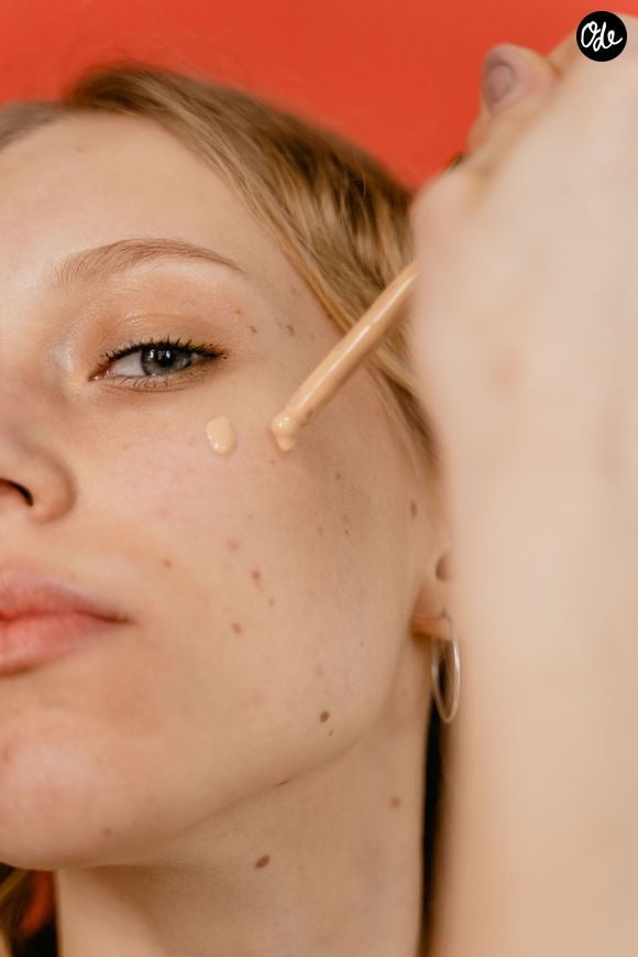 Bien que le maquillage aide à camoufler la fatigue, il ne règle pas le problème en profondeur. Pexels/mart-production