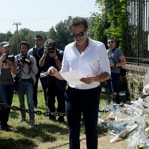Anthony Delon et son demi-frère Alain-Fabien découvrent les hommages devant les grilles de la propriété de Douchy, quelques heures avant les obsèques de leur père, A.Delon, le 24 août 2024. Décédé le 18 août 2024, l'acteur a rendu son dernier souffle, entouré des siens dans sa propriété de Douchy, où il sera inhumé, le 24 août 2024 vers 17 heures dans une chapelle, construite il y a une vingtaine d'années.
