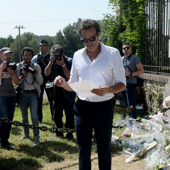 Anthony Delon et son demi-frère Alain-Fabien découvrent les hommages devant les grilles de la propriété de Douchy, quelques heures avant les obsèques de leur père, A.Delon, le 24 août 2024. Décédé le 18 août 2024, l'acteur a rendu son dernier souffle, entouré des siens dans sa propriété de Douchy, où il sera inhumé, le 24 août 2024 vers 17 heures dans une chapelle, construite il y a une vingtaine d'années.