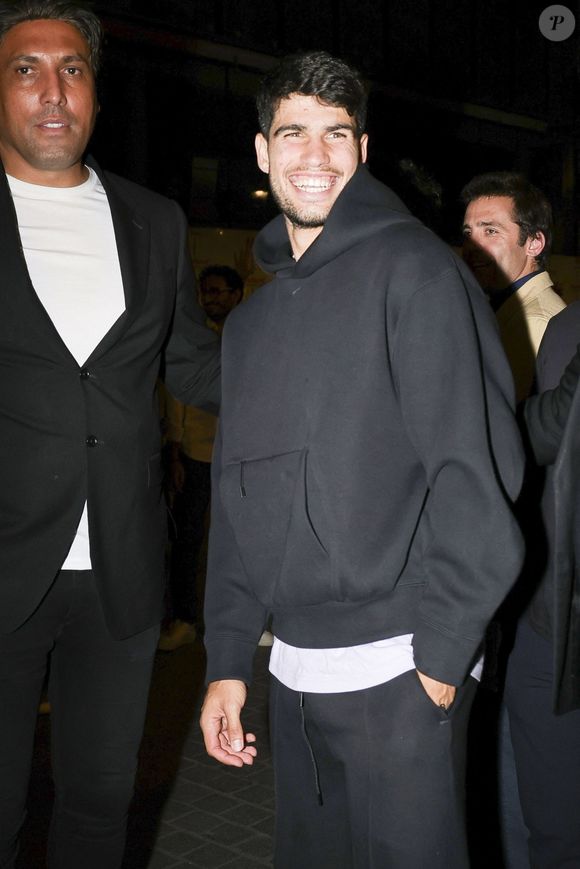 Carlos Alcaraz est allé fêter sa victoire avec ses amis dans un restaurant à Paris le 8 juin 2025. En sortant du restaurant Alcaraz a cherché son chauffeur qui était introuvable...Il a finalement appelé un Uber pour rentrer à son hôtel. Crédit photo : Backgrid USA / Bestimage