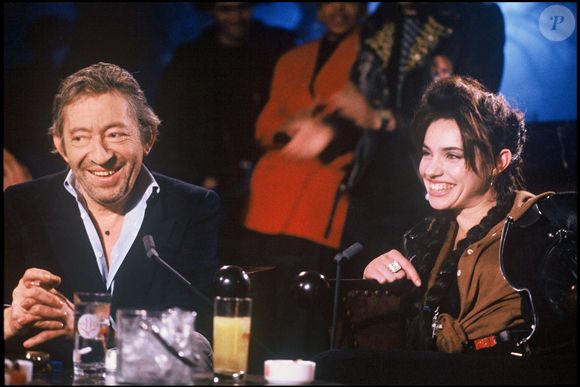 Serge Gainsbourg et Béatrice Dalle lors de l'émission "Lunettes noires pour nuits blanches" au Palace à Paris en 1989. (AGENCE / BESTIMAGE).