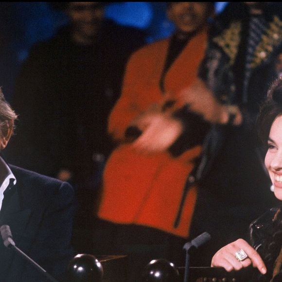 Serge Gainsbourg et Béatrice Dalle lors de l'émission "Lunettes noires pour nuits blanches" au Palace à Paris en 1989. (AGENCE / BESTIMAGE).