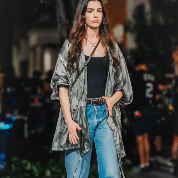 Anne Hathaway sur le tournage de DWP 2 (Le diable s'habille en Prada 2) à New York le 14 août 2025. © STARMAX / BESTIMAGE