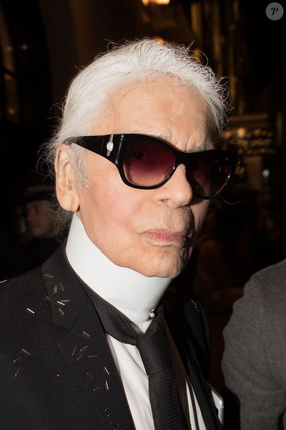Karl Lagerfeld arrivant à la soirée de Carine Roitfeld à l'hôtel Four Seasons George V à Paris, le 4 mars 2017. AGENCE / BESTIMAGE