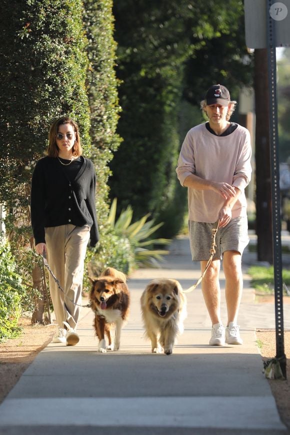 Exclusif - Aubrey Plaza et son mari Jeff Baena sortent se promener avec leurs chiens à Los Angeles le 22 octobre 2021.