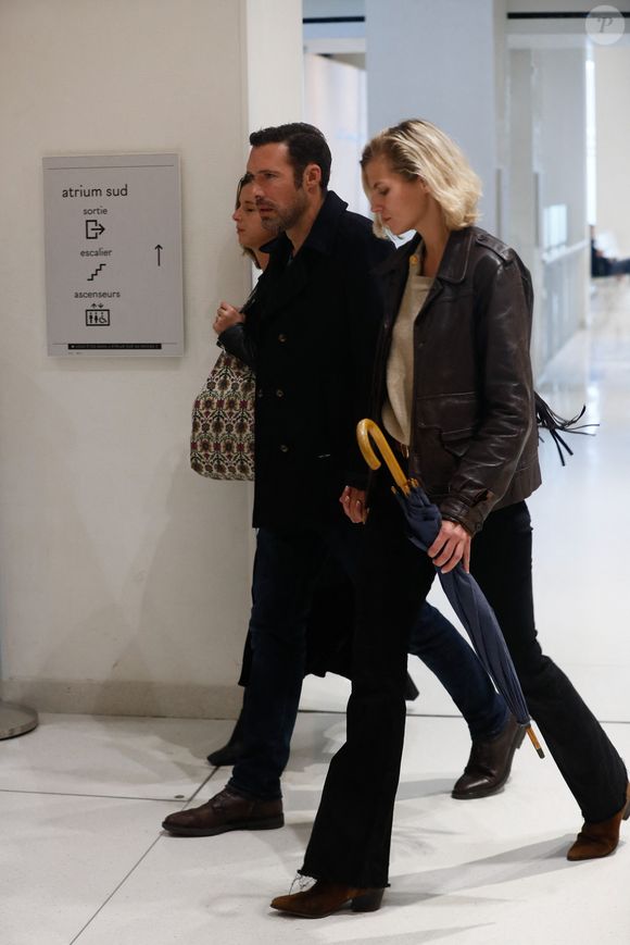 Nicolas Bedos, jugé pour agressions et harcèlement sexuels, arrive avec sa compagne Pauline Desmonts et son avocate,  J.Minkowski, au tribunal judiciaire de Paris, le 26 septembre 2024. Les faits reprochés auraient été commis entre 2018 et 2023. 
© Christophe Clovis / Bestimage