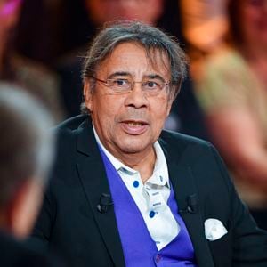 Dans "Caché derrière", Laurent Voulzy revient également sur plusieurs femmes qui ont compté dans sa vie

Exclusif - Laurent Voulzy lors de l'enregistrement de l'émission "Famille je vous aime" présentée par M.Drucker et qui sera diffusée le 29 décembre sur France 3, au studio Rive gauche, à Paris, France, le 2 décembre 2025. © Gaffiot-Perusseau/Bestimage