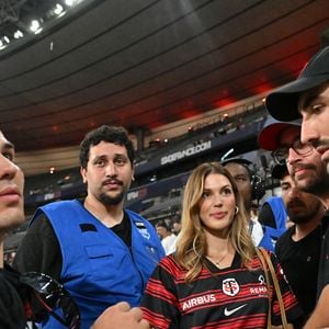 Iris Mitteneare, son compagnon Antoine Dupont et son frère Clément Dupont - I.Mittenaere enlace son compagnon A.Dupont à l'issue de la victoire des Toulousains en finale du Top 14, face à Montpellier (28 - 20) au stade de France, le 27 juin 2026. 
© Christian Liewig / Bestimage