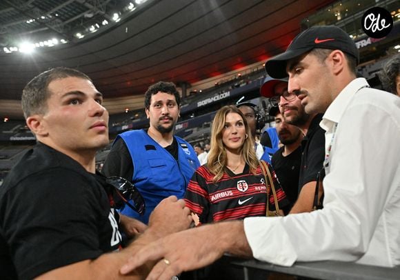 Iris Mitteneare, son compagnon Antoine Dupont et son frère Clément Dupont - I.Mittenaere enlace son compagnon A.Dupont à l'issue de la victoire des Toulousains en finale du Top 14, face à Montpellier (28 - 20) au stade de France, le 27 juin 2026. 
© Christian Liewig / Bestimage