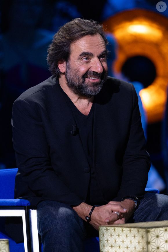 Exclusif - André Manoukian lors de l'enregistrement de l'émission "La Boîte à secrets", présentée par F.Bollaert et diffusée le 16 janvier 2026 sur France 3, dans les studios du Lendit à Saint-Denis, France, le 16 décembre 2025. © Cyril Moreau/Bestimage