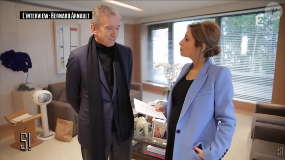 Bernard Arnault fait visiter son bureau avenue Montaigne à Léa Salamé dans l'émission "Stupéfiant"