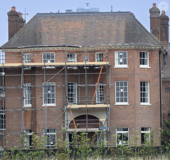 Un manoir dont on a déjà vu de belles photos et qui a fait l'objet de rénovations par le passé.

Exclusif - Le prince William et sa famille déménageraient dans un manoir forestier à Windsor, le Forest Lodge
©GOFF INF / BESTIMAGE