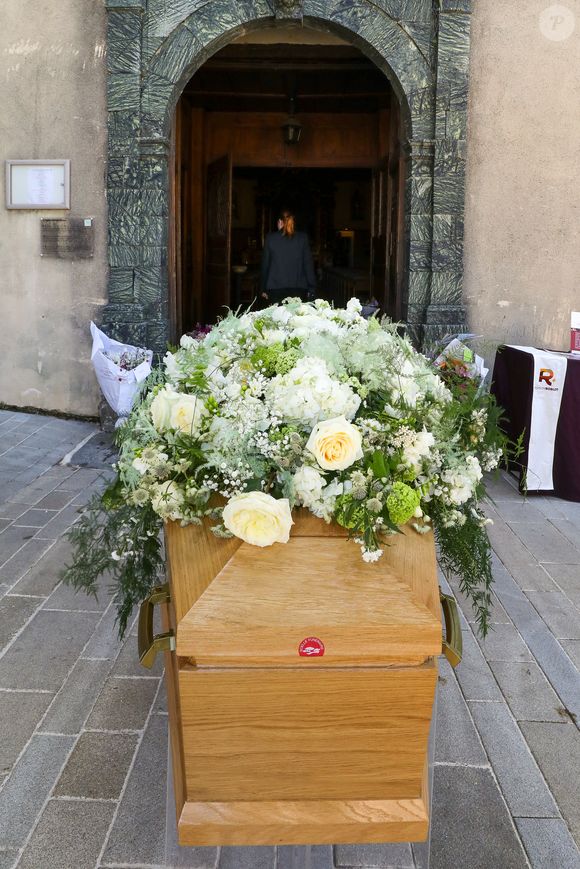 Cercueil de la défunte lors de la cérémonie d'obsèques de Chantal Nobel en l'église Notre-Dame de l'Assomption à Ramatuelle, France, le 7 mai 2026. © Franz Chavaroche/Bestimage