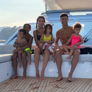 Cristiano Ronaldo, sa compagne Georgina Rodriguez et leurs 4 enfants en vacances. Juillet 2020.