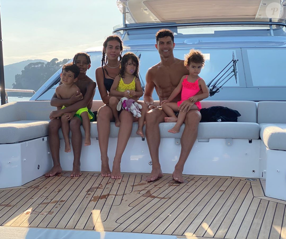 Cristiano Ronaldo, sa compagne Georgina Rodriguez et leurs 4 enfants en vacances. Juillet 2020.
