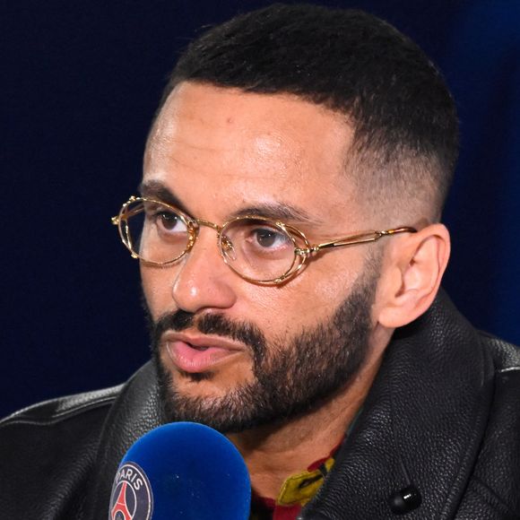 Il s'agit de Malik Bentalha.

Malik Bentalha - Célébrités dans les tribunes du match aller des huitièmes de finale de la Ligue des champions entre le PSG et la Real Sociedad (2-0) au Parc des Princes à Paris le 14 février 2024.