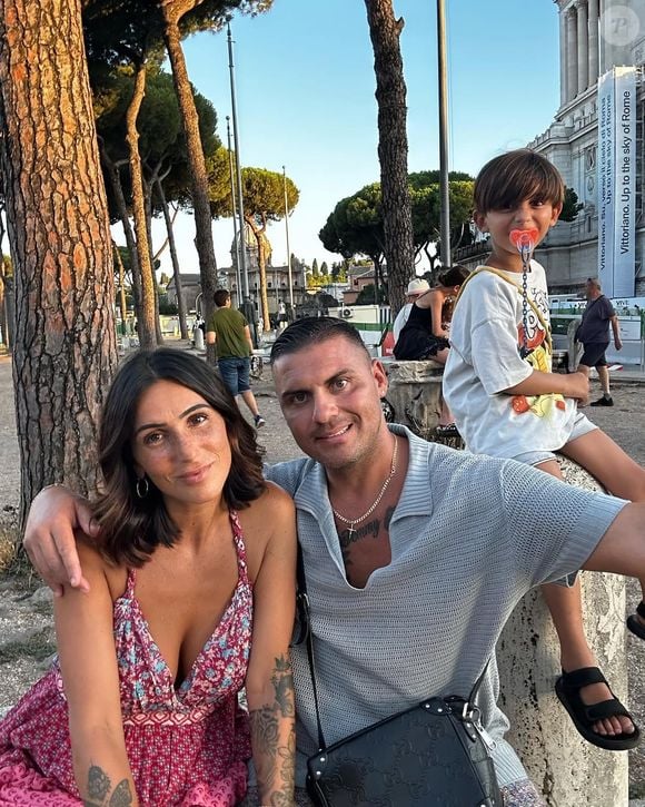 Et durant lequel il a empiété brièvement sur le temps de garde de Tiffanie.
Instagram de la famille Esposito ("Familles Nombreuses").