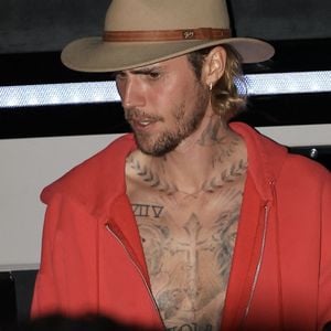 Son entourage insiste sur le fait qu’aucun abus n’a eu lieu et que leur relation était amicale.

Los Angeles, CA - Justin et Hailey Bieber ont été vus arrivant à l'église à Los Angeles, faisant une entrée élégante peu après l'annonce de l'arrestation de P. Diddy.