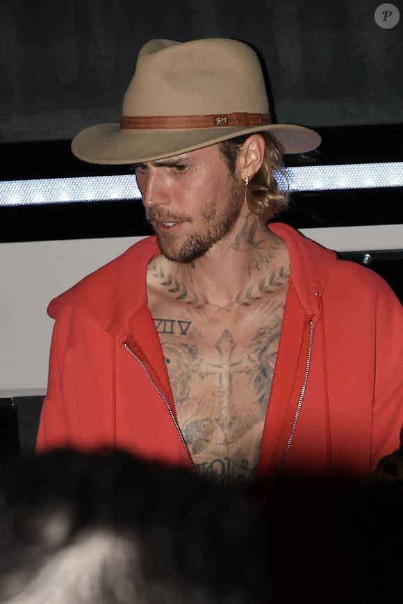 Son entourage insiste sur le fait qu’aucun abus n’a eu lieu et que leur relation était amicale.

Los Angeles, CA - Justin et Hailey Bieber ont été vus arrivant à l'église à Los Angeles, faisant une entrée élégante peu après l'annonce de l'arrestation de P. Diddy.
