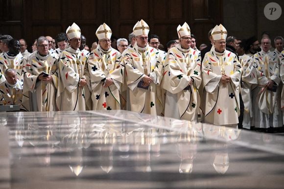 Atmosphère au début de la première messe pour le public au cours de laquelle l'archevêque de Paris Laurent Ulrich dirigera les prières pour consacrer le nouvel autel principal, conçu par l'artiste et designer français Guillaume Bardet, à la cathédrale Notre-Dame de Paris, à Paris le 8 décembre 2024.  Photo by Eliot Blondet/ABACAPRESS.COM