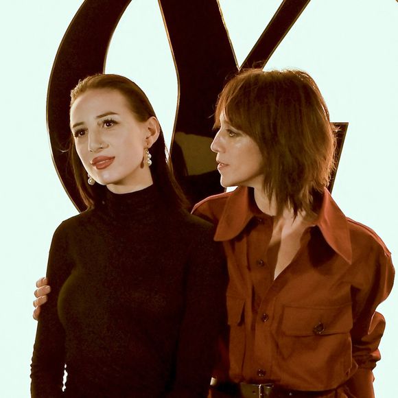 La fille de Charlotte Gainsbourg et Yvan Attal annonce son nouveau projet

Alice Attal, Charlotte Gainsbourg au photocall du défilé Saint Laurent collection femme automne/hiver lors de la fashion week à Paris (PFW).

© Olivier Borde / Bestimage