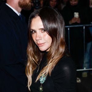 Elle a notamment eu une pensée émue pour ses proches, et plus particulièrement son mari, David Beckham, qui l'aide à traverser la guerre qui l'oppose à son fils, Brooklyn Beckham.

Victoria Beckham - Victoria Beckham, tout juste élevée au rang de Chevalier des Arts et des Lettres, quitte le ministère de la Culture en famille à Paris, France, le 26 janvier 2026. © Cyril Moreau/Bestimage