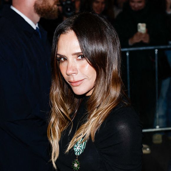 Elle a notamment eu une pensée émue pour ses proches, et plus particulièrement son mari, David Beckham, qui l'aide à traverser la guerre qui l'oppose à son fils, Brooklyn Beckham.

Victoria Beckham - Victoria Beckham, tout juste élevée au rang de Chevalier des Arts et des Lettres, quitte le ministère de la Culture en famille à Paris, France, le 26 janvier 2026. © Cyril Moreau/Bestimage