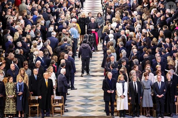 Emmanuel Macron, la première dame, Brigitte Macron et Anne Hidalgo, maire de Paris Cérémonie de réouverture de la cathédrale Notre-Dame de Paris, le 7 décembre 2024. Joyau de l’art gothique, lieu de culte et de culture, symbole universel de la France et de son histoire, la cathédrale de Notre-Dame de Paris rouvre ses portes les 7 et 8 décembre, cinq ans après le terrible incendie qui l’avait ravagée le 15 avril 2019. 
© Dominique Jacovides / Bestimage